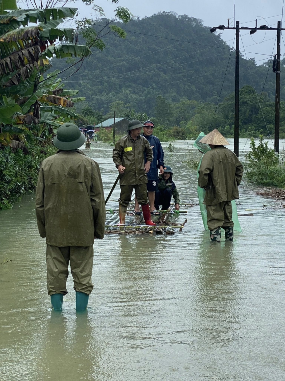 Công an xã Thạch An, tỉnh Cao Bằng hỗ trợ người dân di chuyển bằng bè kết qua khu vực nước ngập sâu, nguy hiểm