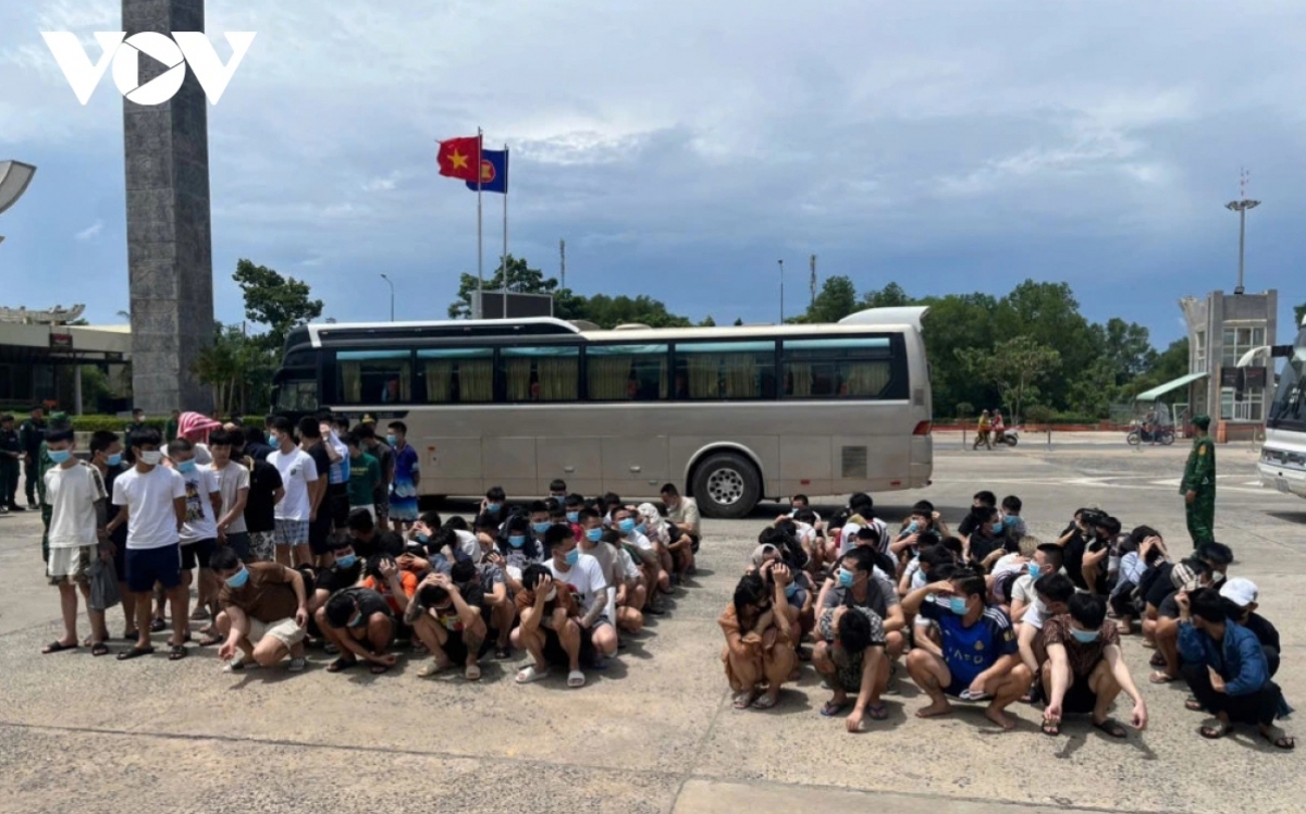 Công dân bị lôi kéo làm việc cho các tổ chức lừa đảo trực tuyến tại Campuchia, bị trục xuất về nước qua cửa khẩu Mộc Bài, Tây Ninh. (Ảnh: L.Q)