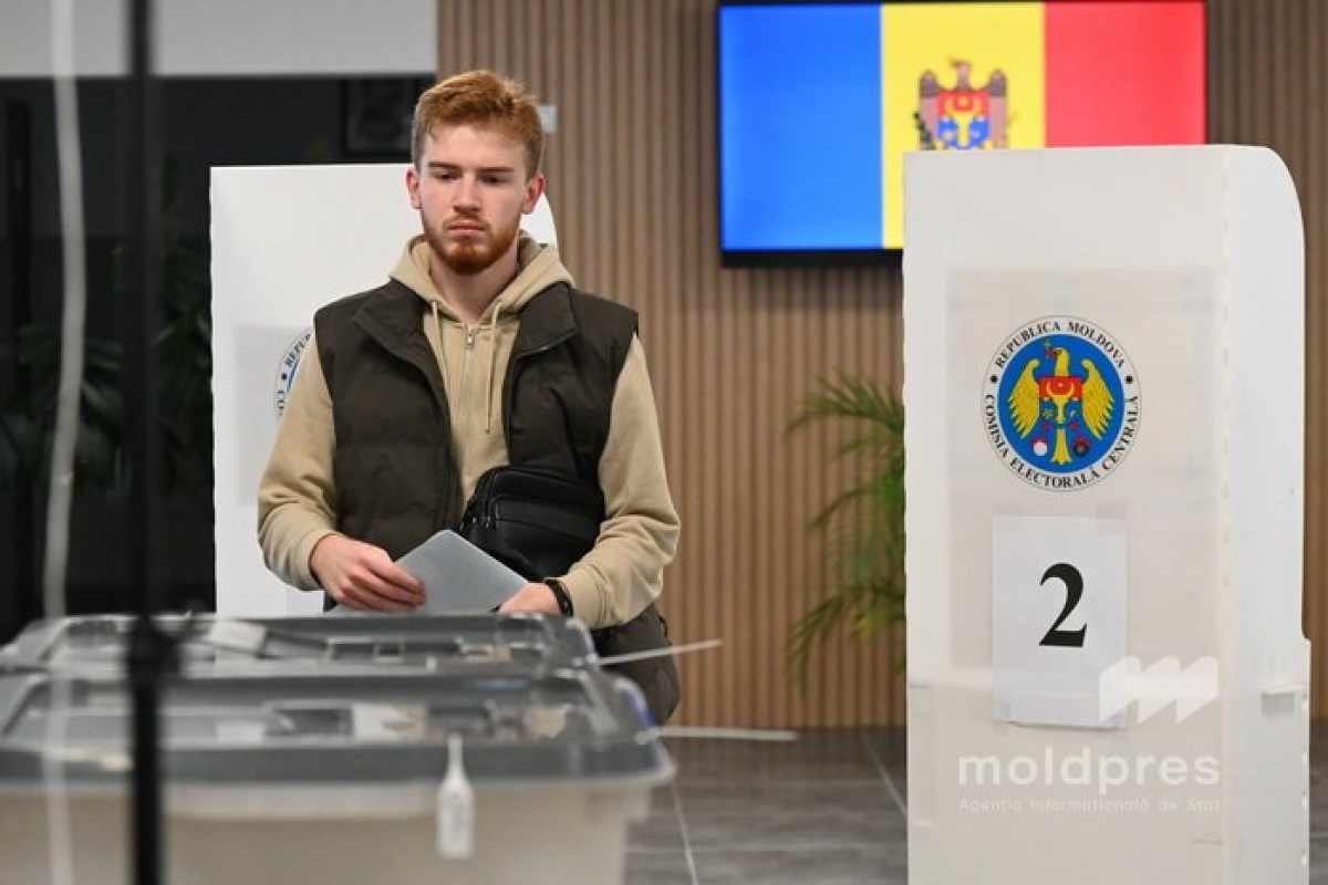 Cử tri đi bỏ phiếu trong cuộc bầu cử Quốc hội Moldova ngày 28.09.2025 (Ảnh-moldpres.md).