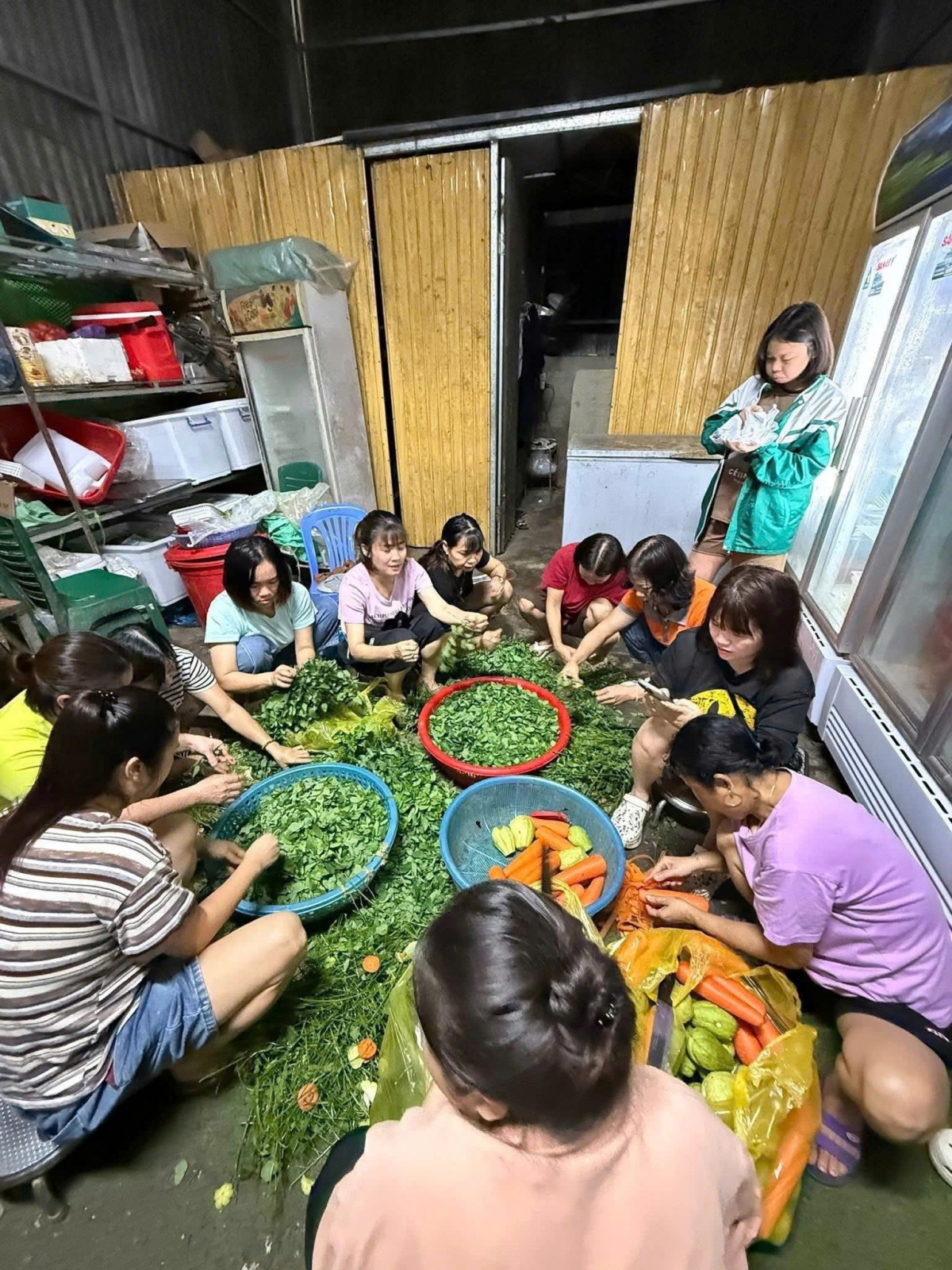 Cùng với di chuyển các hộ dân ra khỏi vị trí nguy hiểm, các tổ chức, cá nhân cũng đã hỗ trợ lương thực, thực phẩm để nấu cơm, cung cấp trên 1.000 xuất ăn miễn phí cho các hộ gia đình có nhà bị ngập úng, cô lập.