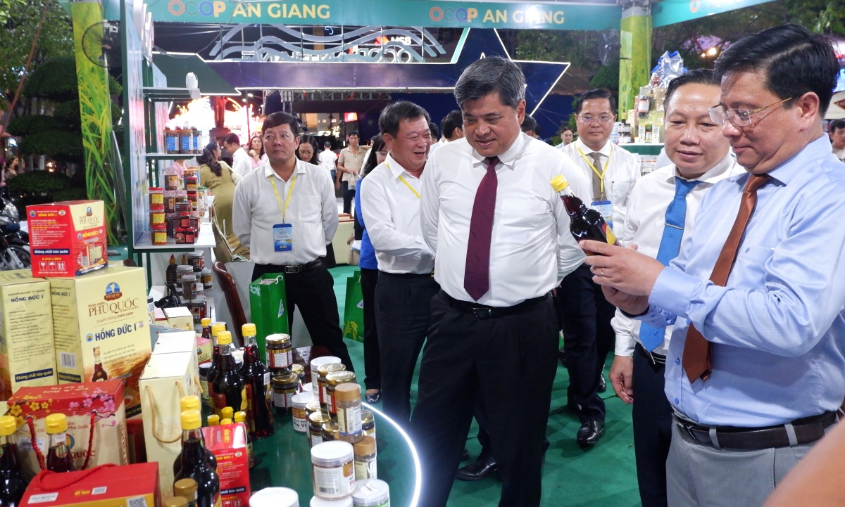 Đại biểu thăm quan gian hàng.