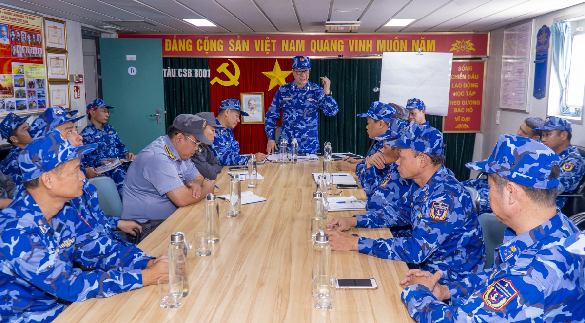 Đại tá Nguyễn Minh Khánh, Phó Tư lệnh, Tham mưu trưởng BTL Vùng CSB3 chủ trì cuộc họp với cán bộ, chỉ huy các tàu tham gia diễn tập.