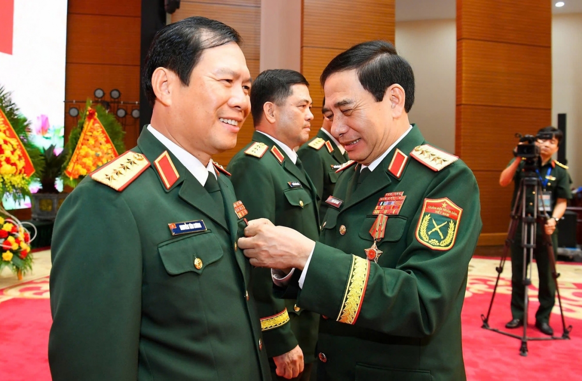 Đại tướng Phan Văn Giang thừa ủy quyền của Chủ tịch nước trao Huân chương Quân công hạng Nhất tặng Đại tướng Nguyễn Tân Cương