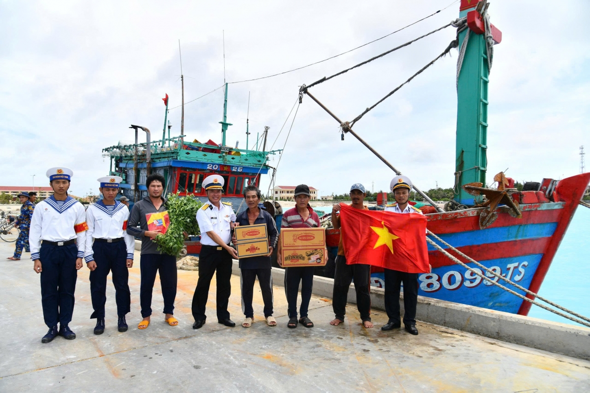 Đảo Sơn Ca tặng nhu yếu phẩm cho ngư dân tàu cá