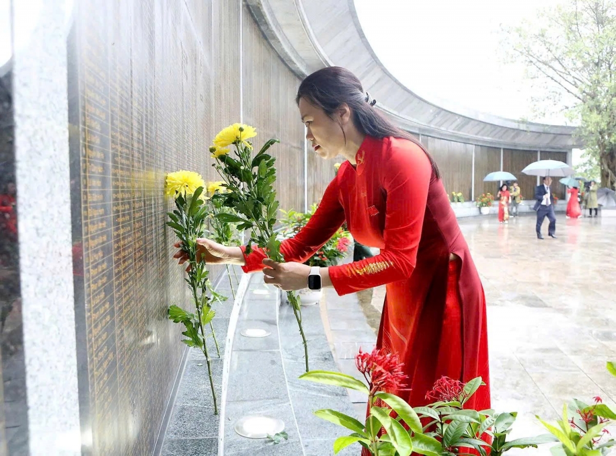 Đại biểu dâng hương, dâng hoa tưởng niệm các anh hùng liệt sĩ tại Đài tưởng niệm các Anh hùng liệt sĩ
Tỉnh Phú Thọ.