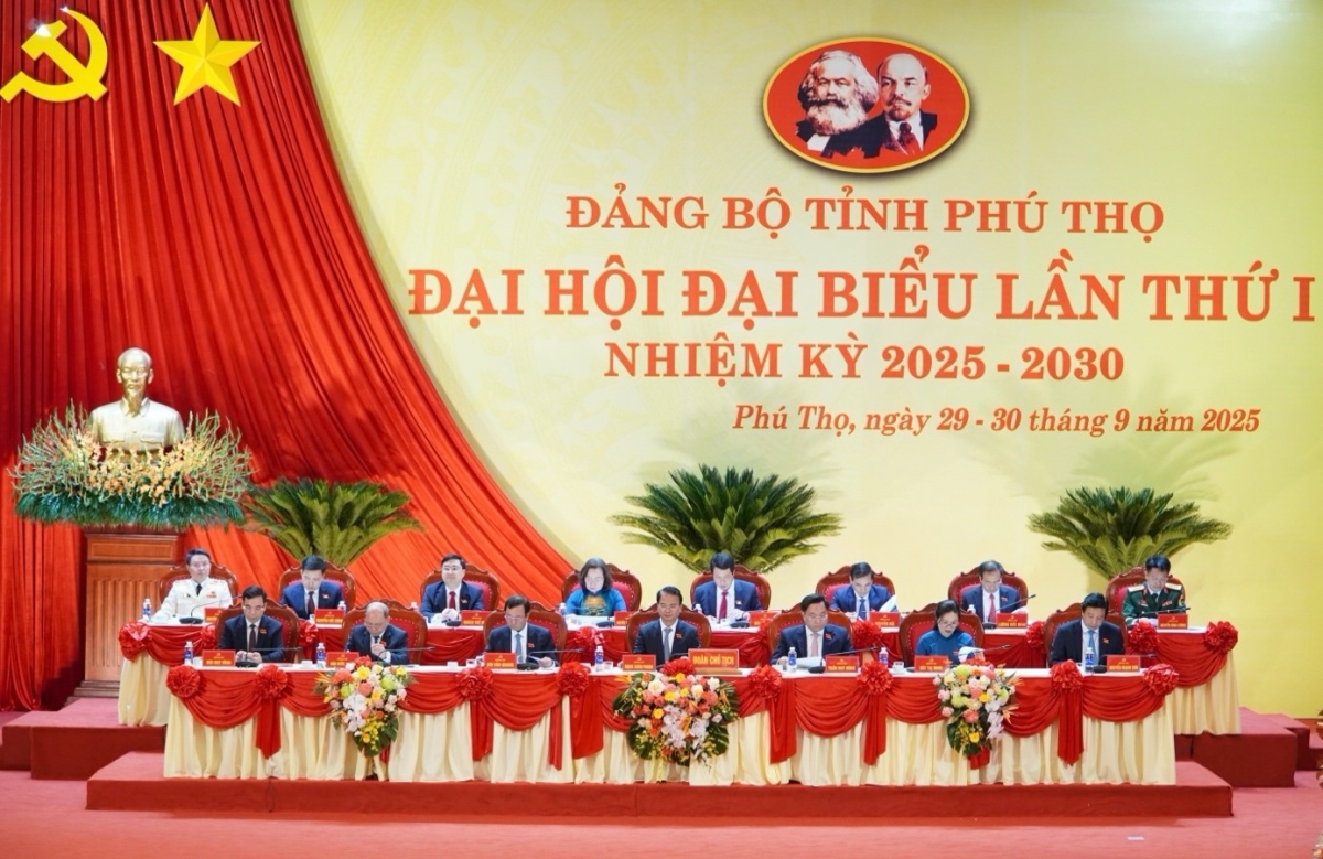 Đoàn Chủ tịch điều hành phần thảo luận tại hội trường