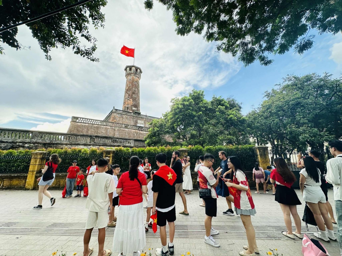 Du khách vui chơi tại cột cờ Hà Nội