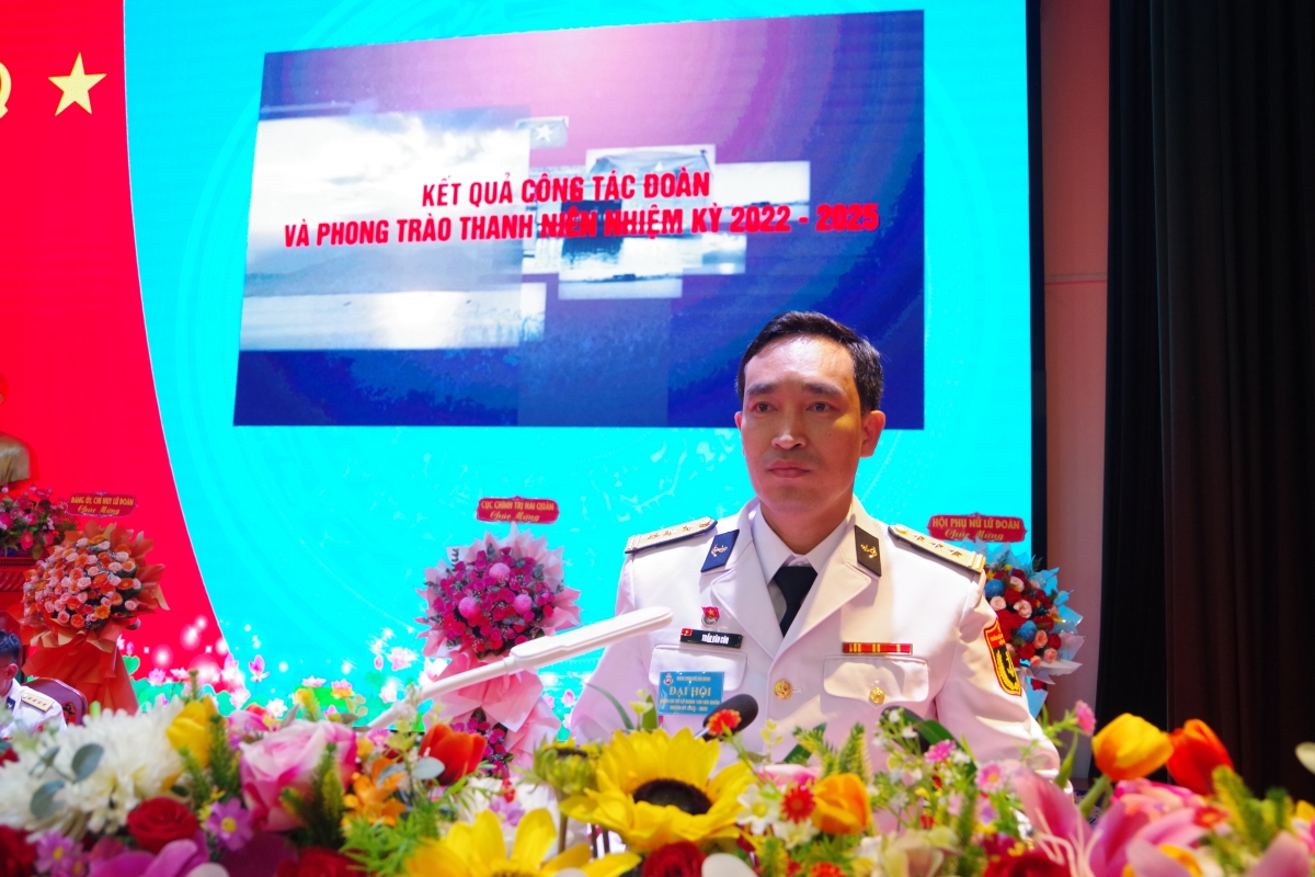Đồng chí Chủ tịch Đại hội đọc dự thảo báo cáo chính trị 