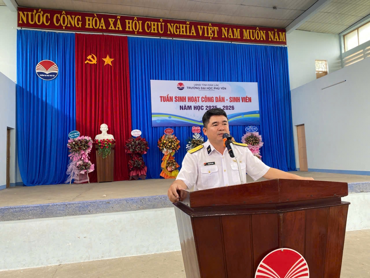 Thượng tá Phạm Văn Sơn, Bí thư Đảng ủy, Chính ủy Trung đoàn 196 phát biểu tại buổi tuyên truyền