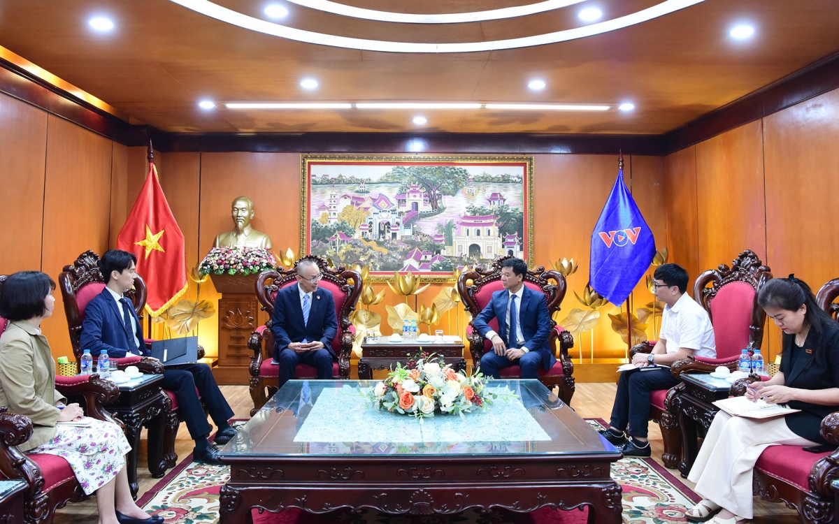 Ông Ngô Minh Hiển, Phó Tổng Giám đốc Đài Tiếng nói Việt Nam tiếp ông Kobayashi Yosuke, Trưởng đại diện Cơ quan Hợp tác Quốc tế Nhật Bản (JICA) tại Việt Nam.