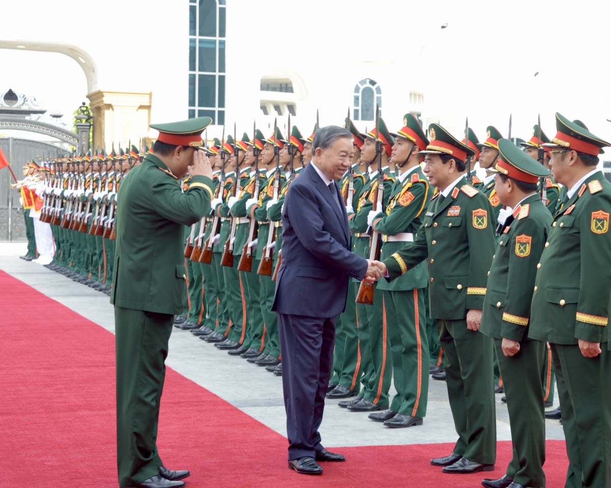 Tổng Bí thư Tô Lâm với các lãnh đạo Bộ Quốc phòng và lãnh đạo Tổng cục Công nghiệp Quốc phòng.