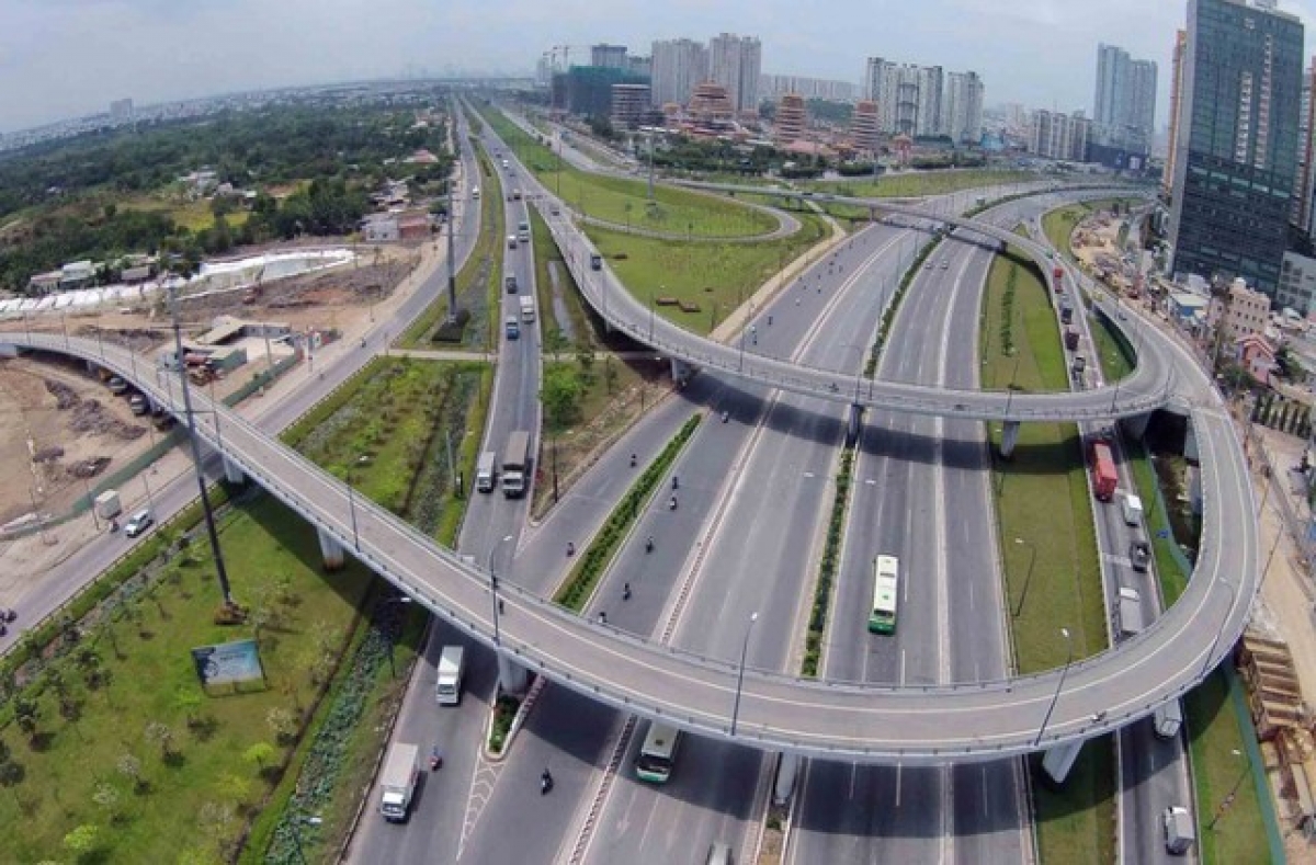 Bảo đảm hoàn thành mục tiêu 3000 km đường bộ cao tốc và dự án Cảng Hàng không quốc tế Long Thành trong năm 2025.