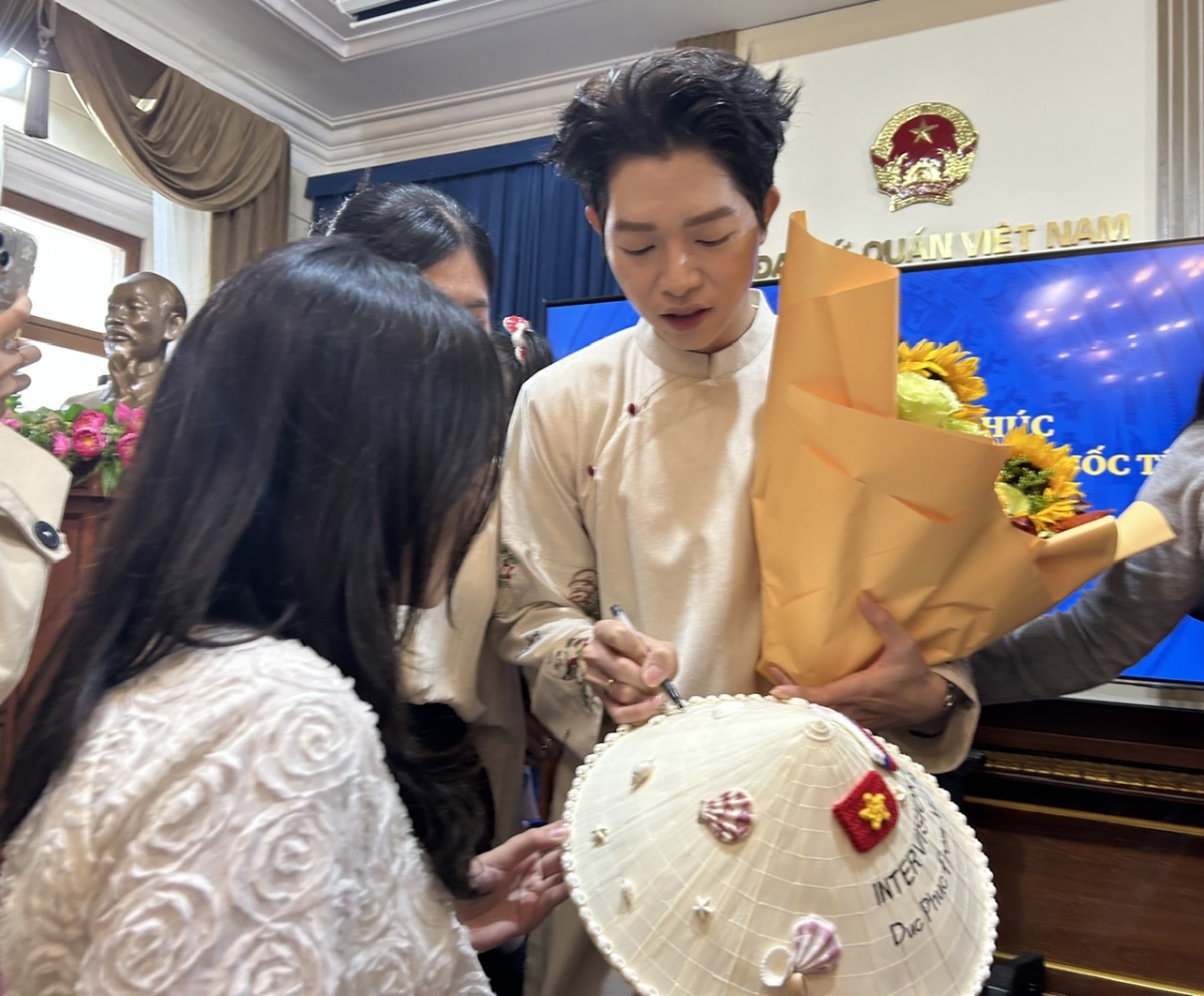 Anh là tấm gương để các bạn trẻ Việt Nam nói theo