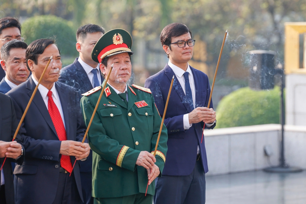 Các đại biểu dâng hương tưởng niệm các Anh hùng liệt sĩ tại Đài tưởng niệm Anh hùng liệt sĩ tại Bắc Sơn.