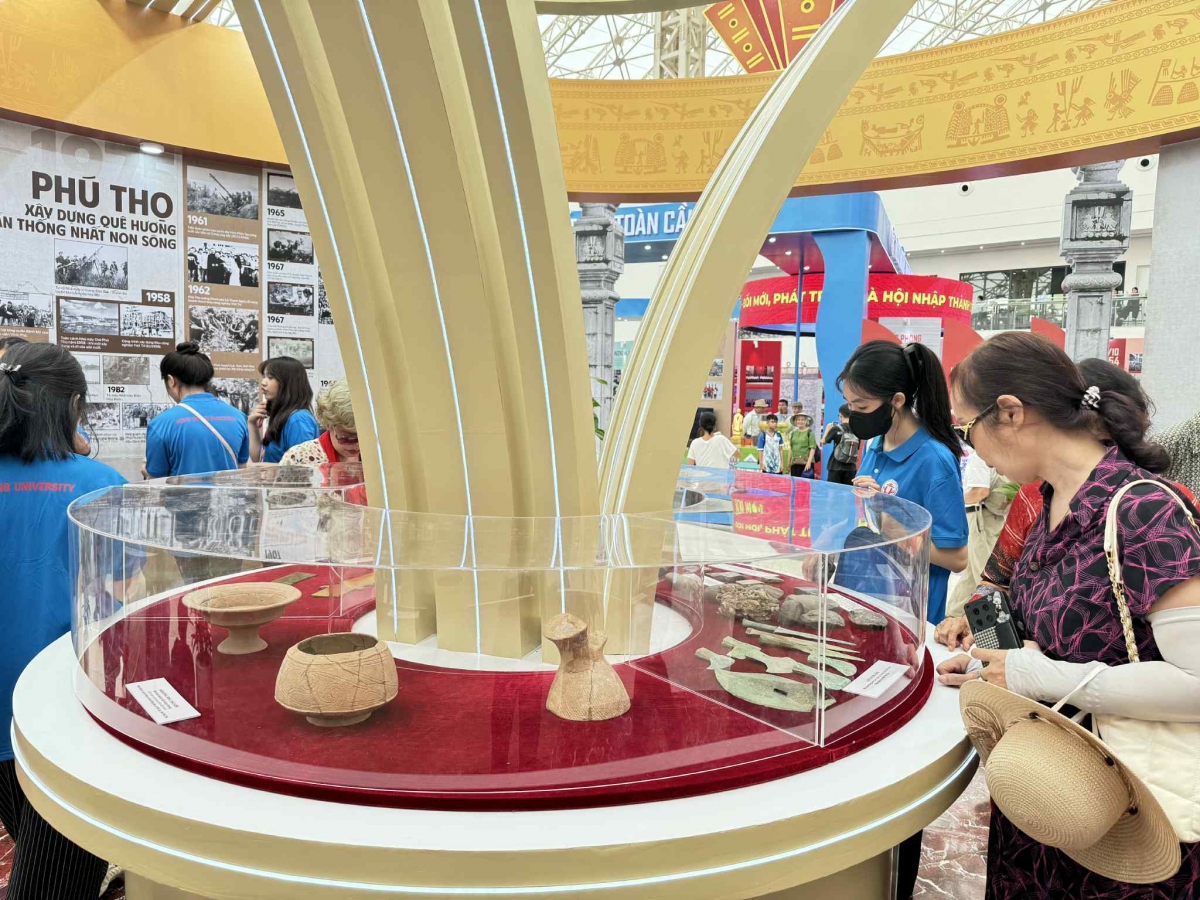 Những hiện vật khảo cổ như lưỡi cày, rìu, giáo, trống đồng trong nền văn hoá Đông Sơn của người Việt