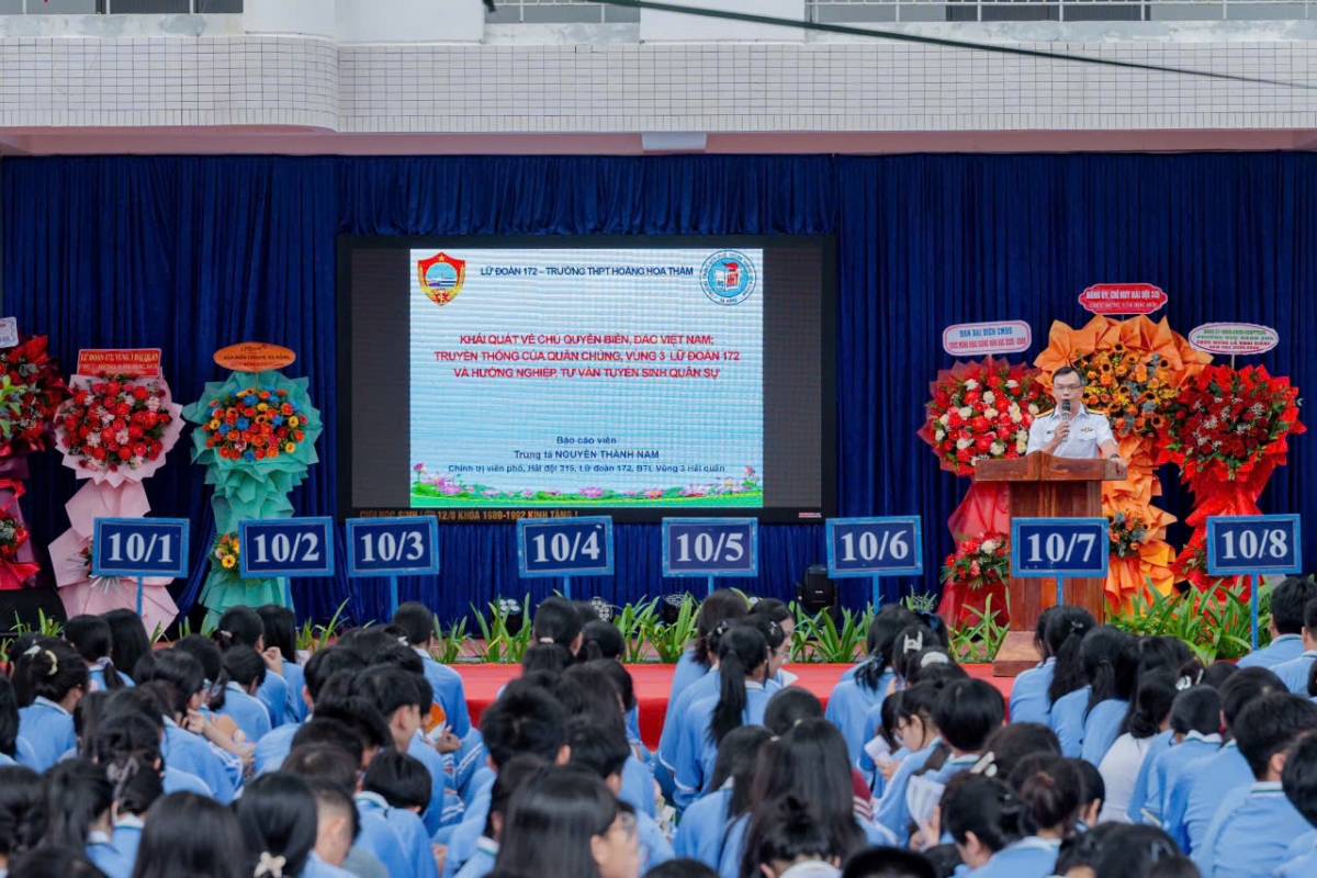 Quang cảnh buổi tuyên truyền tại Trường THPT Hoàng Hoa Thám.
