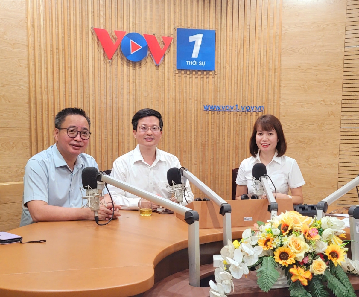 PGS TS Đỗ Chí Nghĩa (người ngồi giữa)