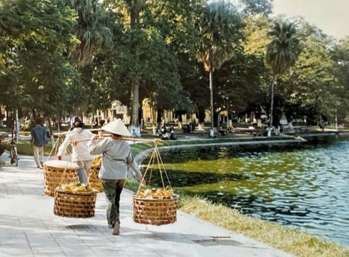 Hình ảnh Hồ Hoàn Kiếm đầu những năm 1990 do Toàn quyền Australia
Sam Mostyn ghi lại