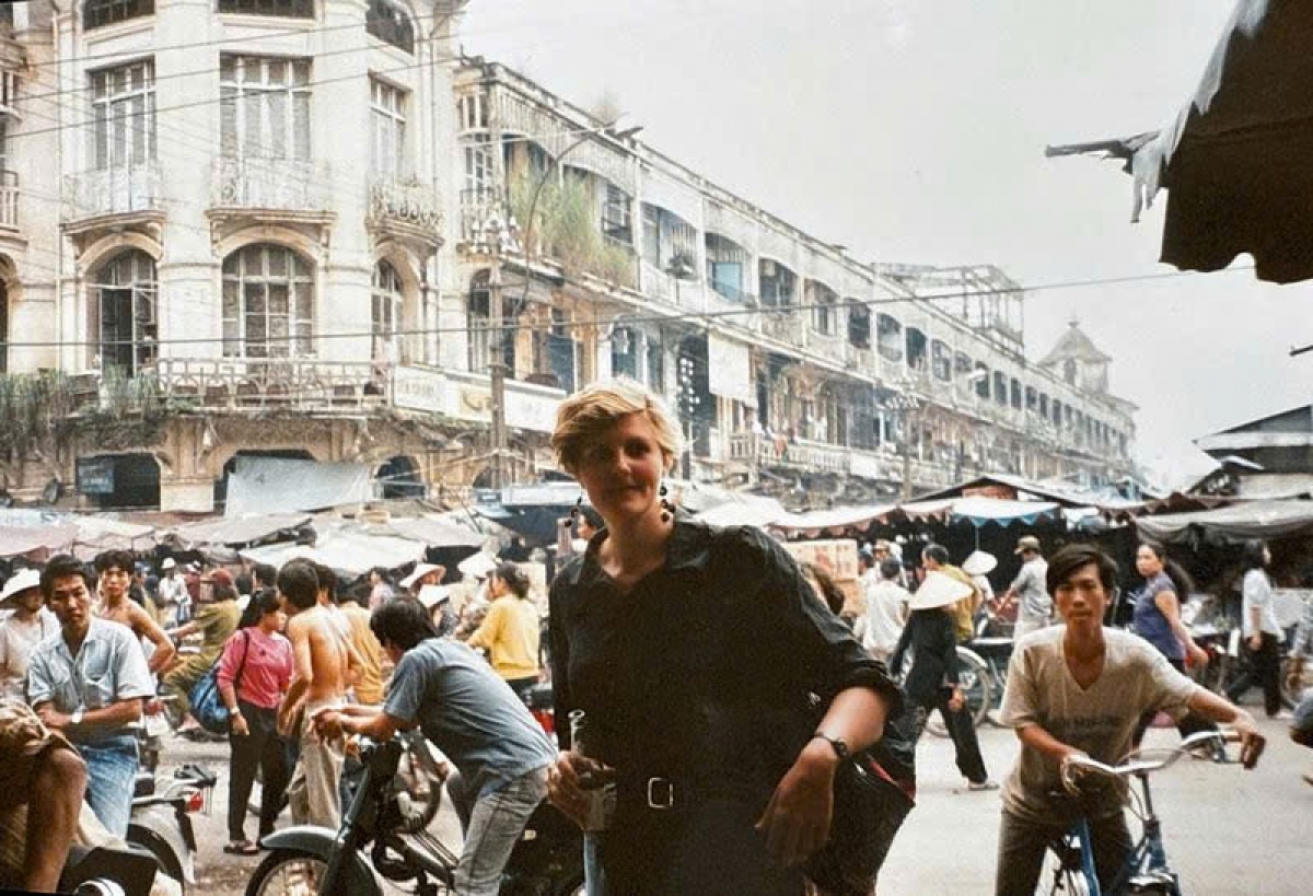 Toàn quyền Australia Sam Mostyn đến Việt Nam đầu những năm 1990
với vai trò khách du lịch