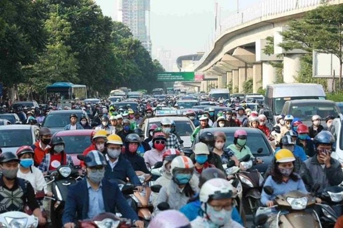 Một trong những giải pháp giảm ô nhiễm không khí cho Hà Nội là giảm phát thải CO2 và ô nhiễm từ động cơ chạy xăng.