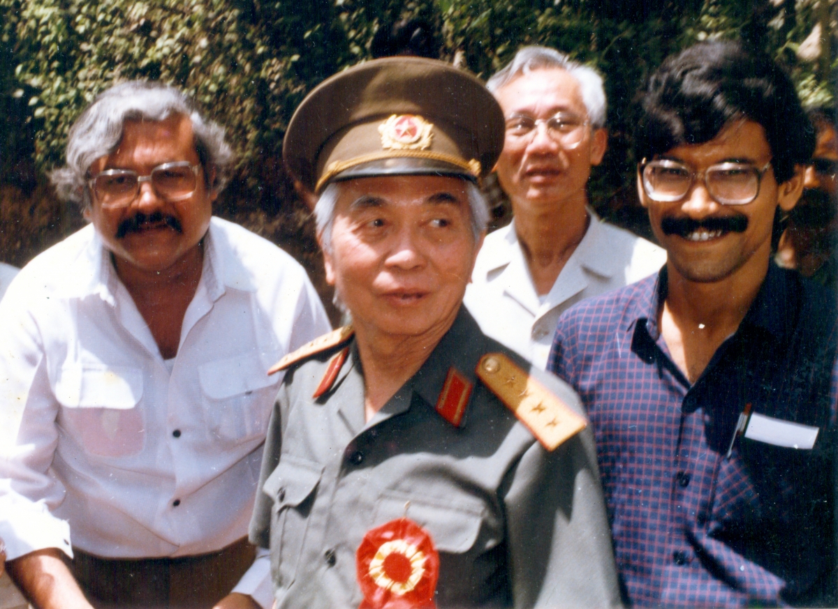 Giáo sư Tridib Chakraborti chụp ảnh cùng Đại tướng Võ Nguyên Giáp trong chuyến thăm Ấn Độ của Đại tướng năm 1989