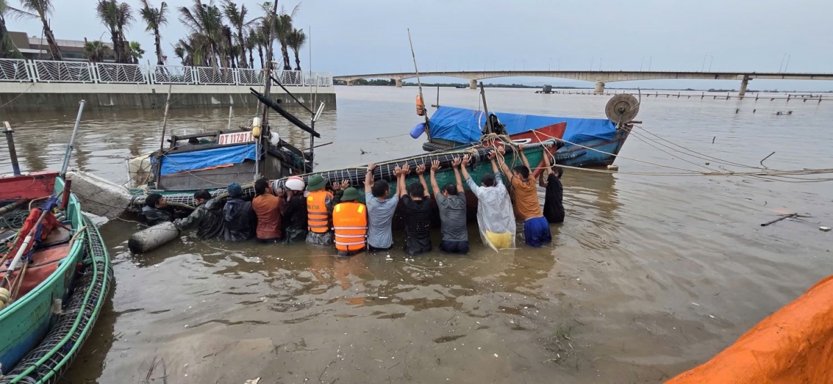 Hỗ trợ ngư dân trục vớt tàu bị chìm tại cửa biển Cửa Việt.