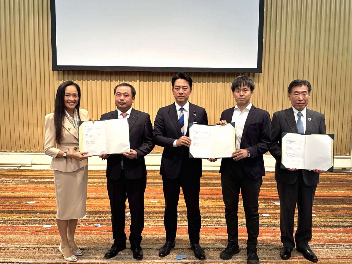 Hai Bộ trưởng chứng kiến các doanh nghiệp hai nước ký MOU (ảnh VOV Tokyo)