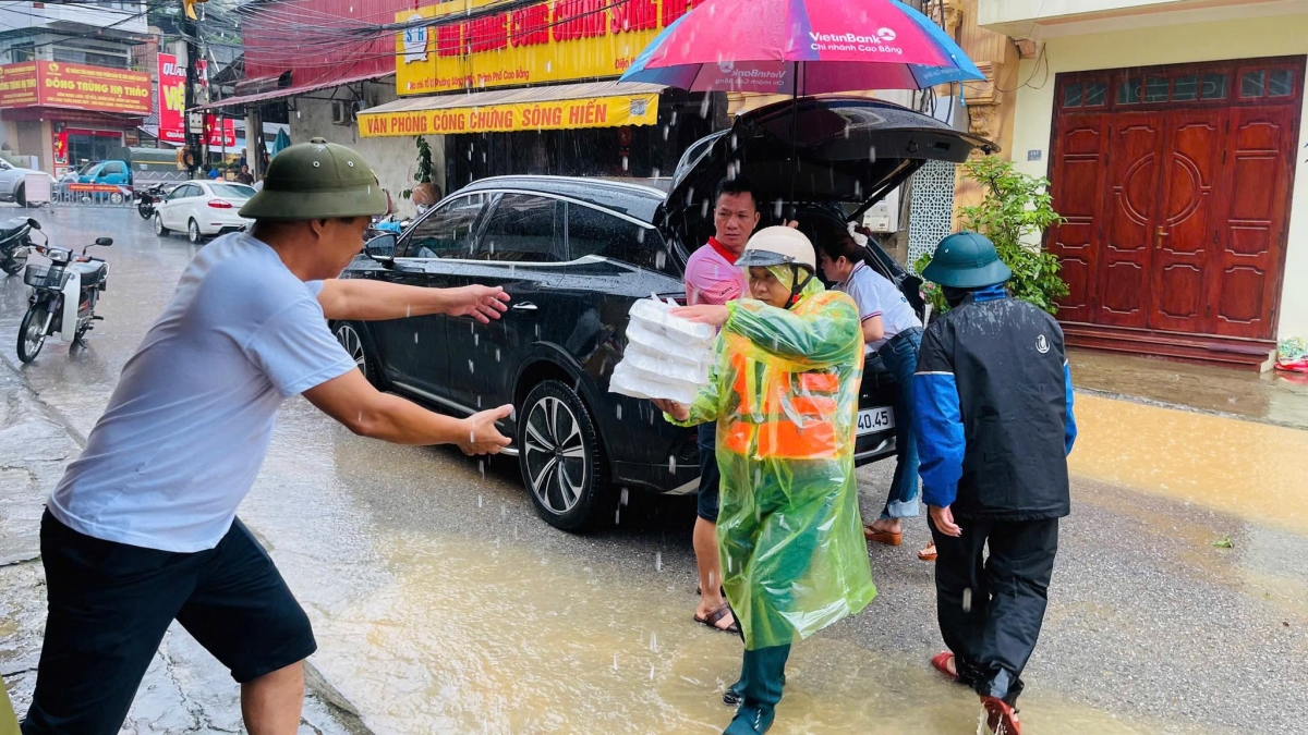 Hàng trăm suất ăn miễn phí, nhiều nhu yếu phẩm như nước uống, sữa, bánh mỳ... được trao tận tay cho người dân phường Thục Phán, tỉnh Cao Bằng bị cô lập do mưa lũ