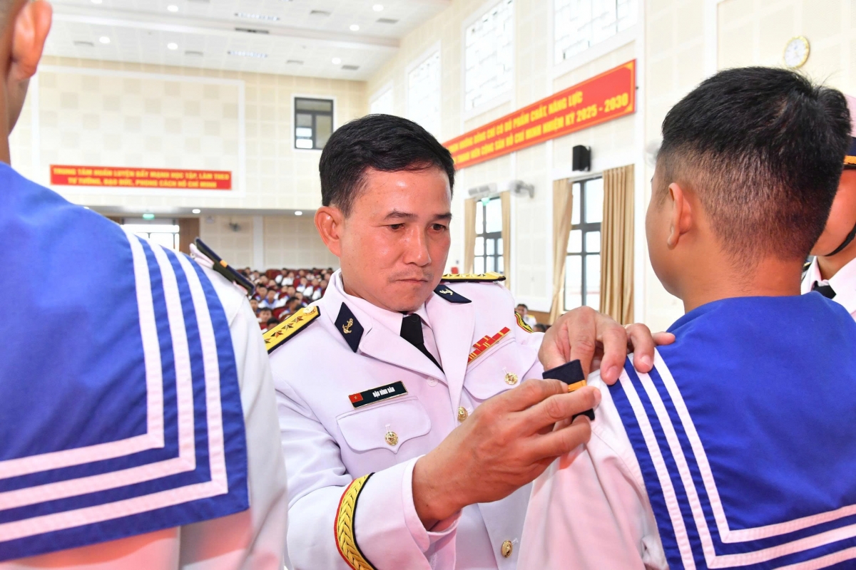  Chỉ huy trưởng Trung tâm gắn quân hàm cho học viên tốt nghiệp