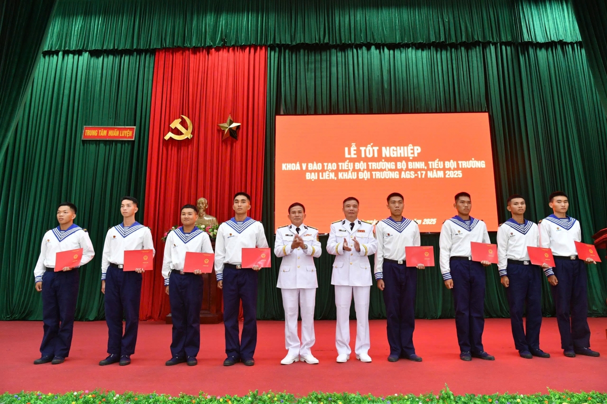 Chỉ huy Trung tâm trao thưởng có các tập thể, cá nhân