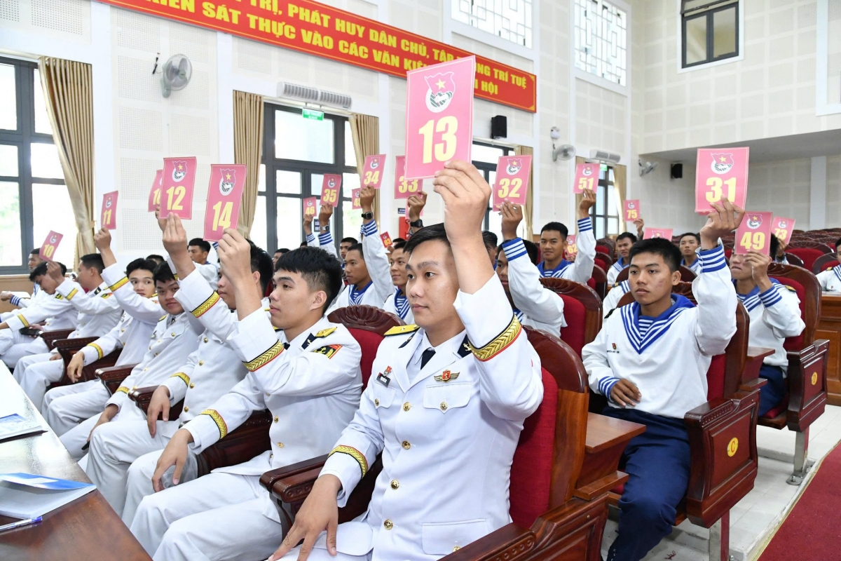 Biểu quyết kết quả bỏ phiếu bầu Ban chấp hành Liên chi đoàn khóa mới