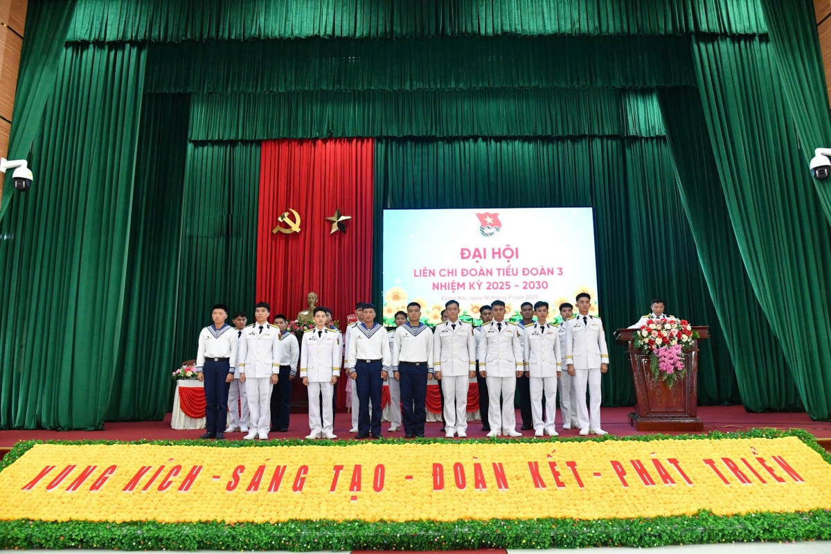 Ban chấp hành Liên chi đoàn khóa mới và đại biểu đi dự đại hội đoàn cấp trên ra mắt đại hội