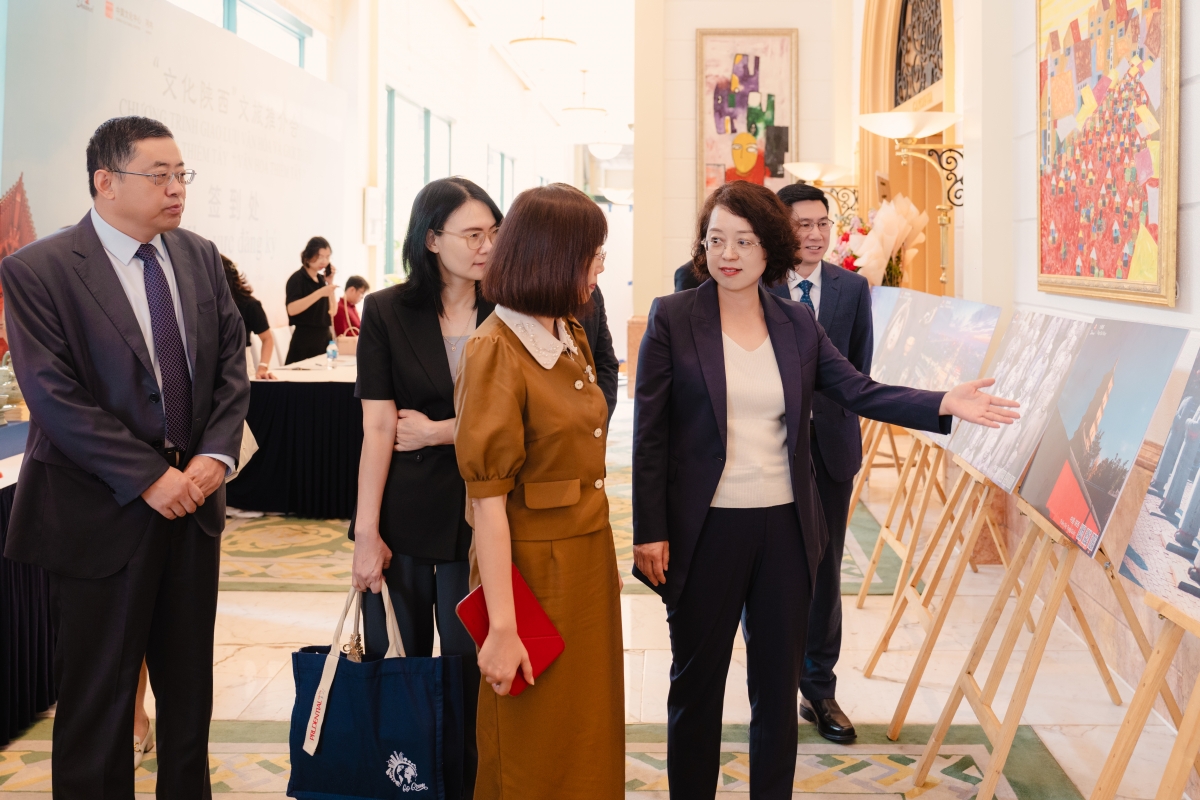 Bà Nguyễn Thị Hoa Mai – Phó Cục trưởng Cục Du lịch Quốc gia Việt Nam tham quan triển lãm ảnh kỳ quan du lịch Thiểm Tây - Trung Quốc