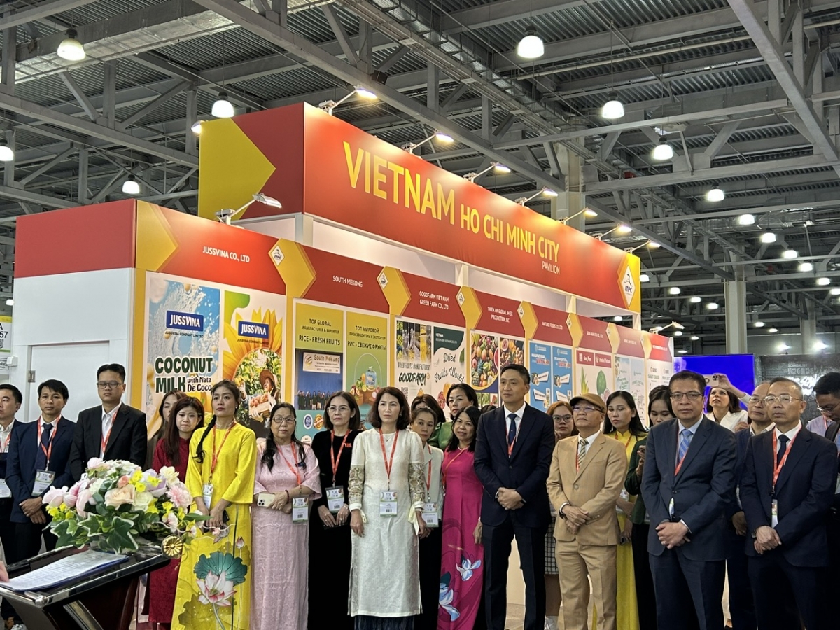 Các đại biểu và quan khách tham dự Lễ khai trương Khu Gian hàng Việt Nam tại Hội chợ