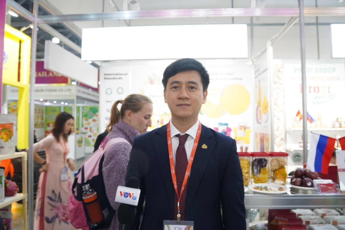 Ông Nguyễn Mạnh Cường, Giám đốc Marketing Tập đoàn Nasfood tỉnh Nghệ An trả lời phỏng vấn của phóng viên Đài Tiếng nói Việt Nam