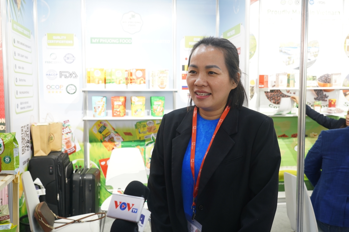 Bà Mai Thị Ý Nhi- Giám đốc Công ty thực phẩm Mỹ Phương- Đà Nẵng trả lời phỏng vấn của phóng viên Đài TNVN