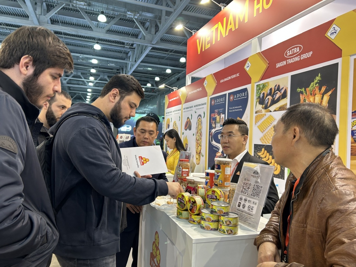 Các kháng hàng thích thú thưởng thức sản phẩm của Công ty cổ phần Việt Nam kỹ nghệ súc sản VISSAN