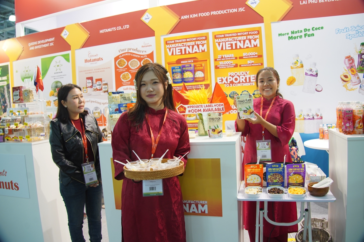 Đại diện một doanh nghiệp Việt Nam giới thiệu sản phẩm tại Hội chợ