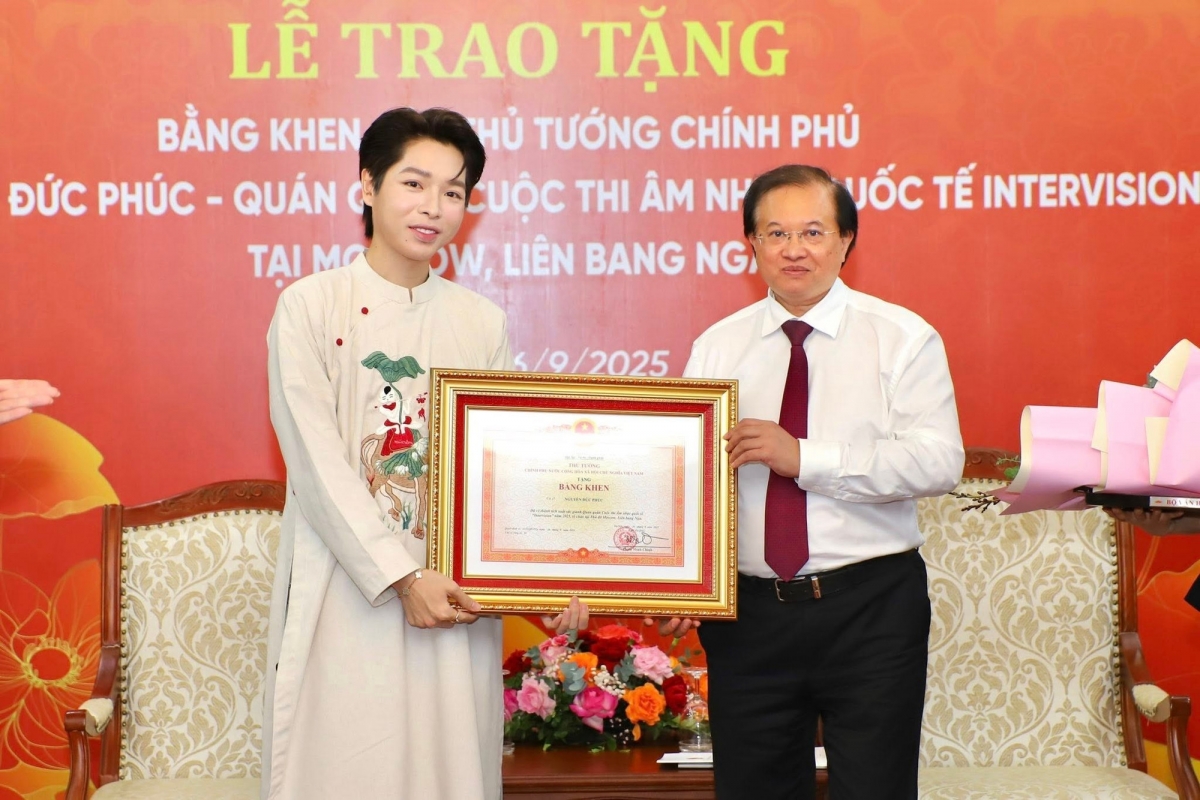 Ca sỹ Đức Phúc được Thứ trưởng Tạ Quang Đông trao bằng khen của Thủ tướng