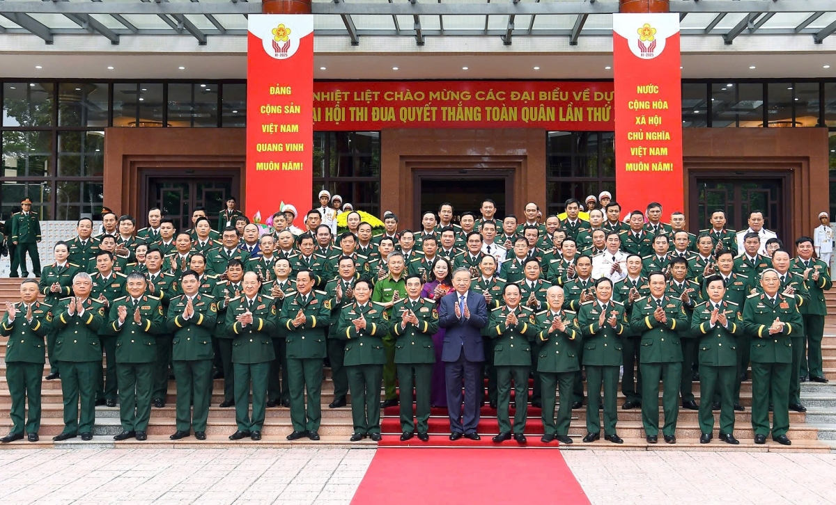 Tổng Bí thư cùng các đại biểu chụp ảnh lưu niệm.
 