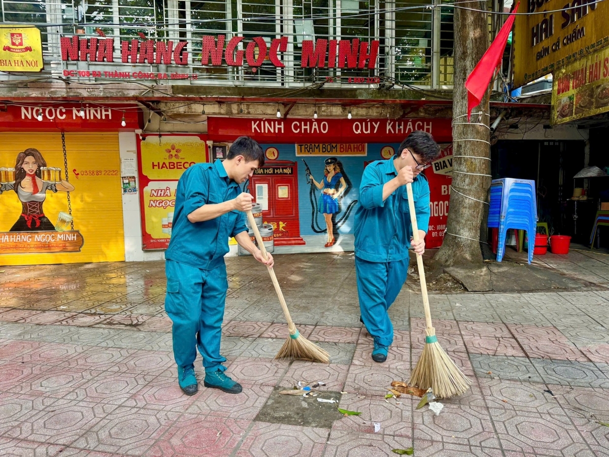 Lực lượng chức năng phường thực hiện vệ sinh môi trường trên toàn địa bàn.