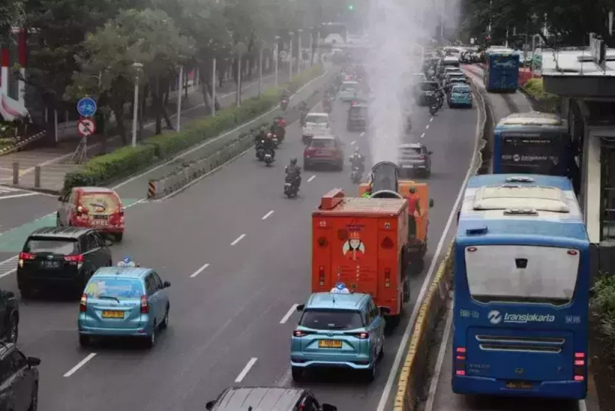 Indoneisa phun 4.000 lít sương nước tại một số địa điểm chiến lược ở Jakarta để giảm ô nhiễm không khí (Antara)