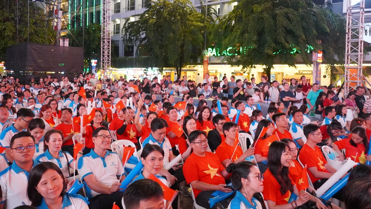 Khán giả tập trung đông và mang theo nhiều vật dụng cổ vũ (Ảnh Kim Dung)