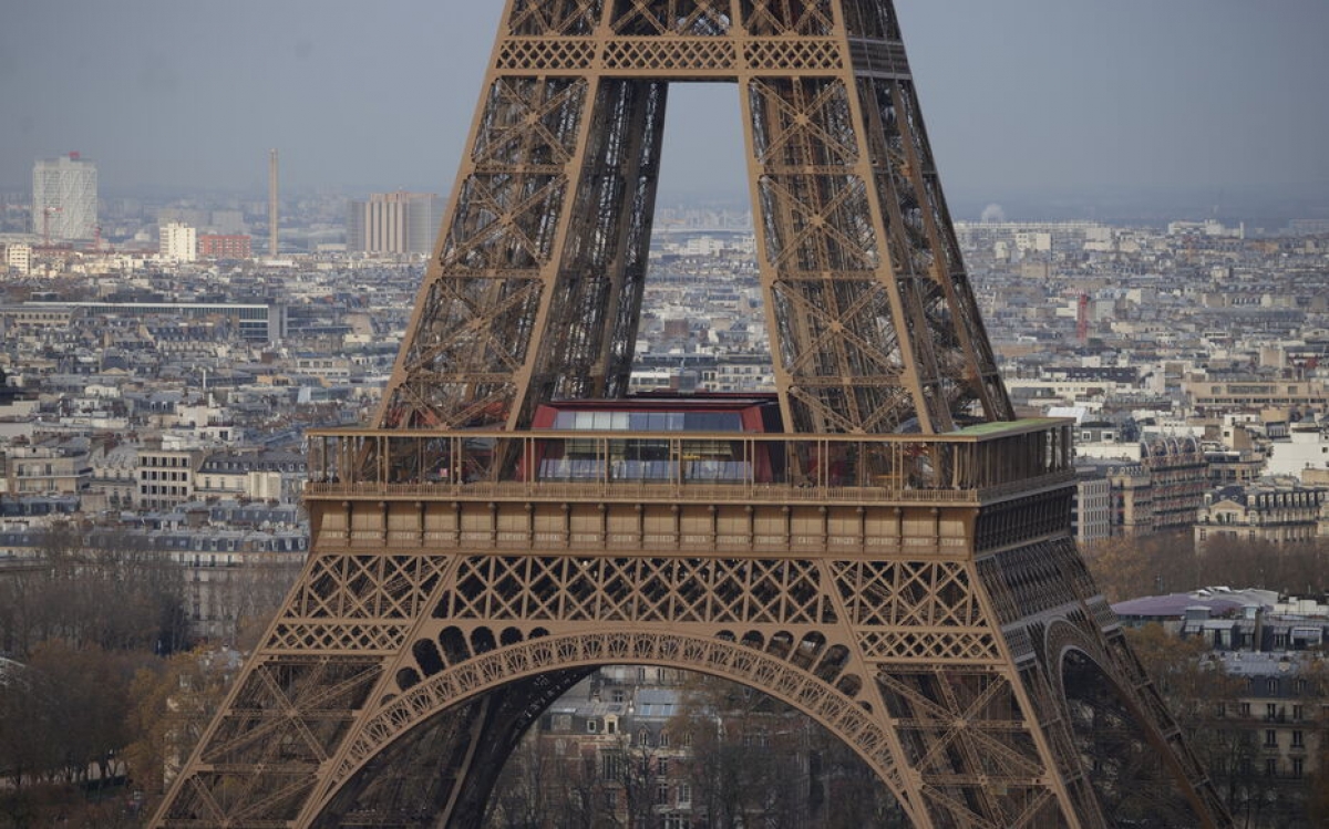 Khi Tháp Eiffel được xây dựng vào năm 1889, ông Gustave Eiffel đã cho khắc tên của 72 nhà khoa học nổi bật nhất của Pháp lên bức phù điêu lớn ở tầng hai, với các chữ cái màu vàng cao 60 cm - Ảnh: Le Parisien