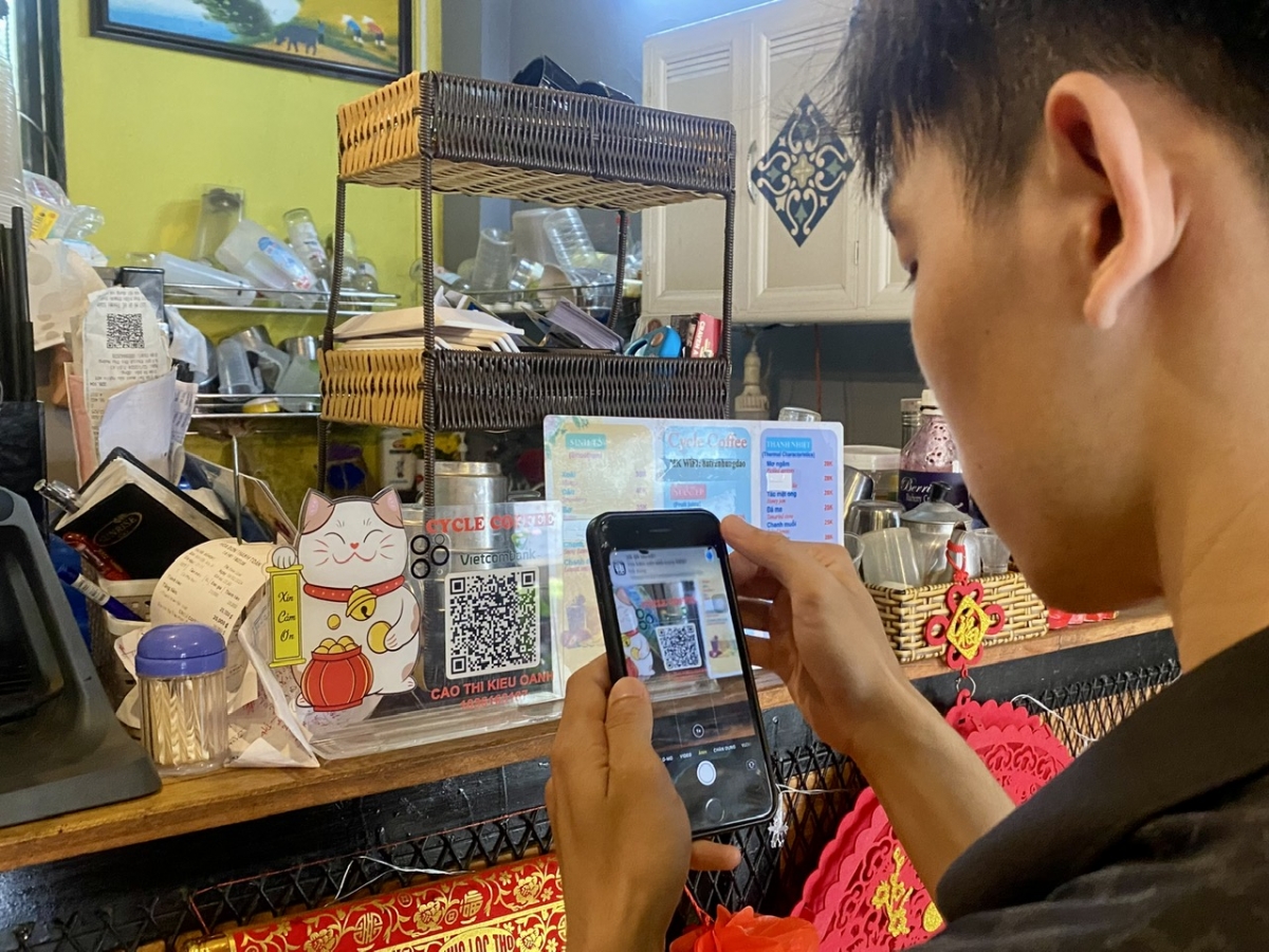 Việc thanh toán không dùng tiền mặt tại các ngõ, xóm giờ đã thành thói quen