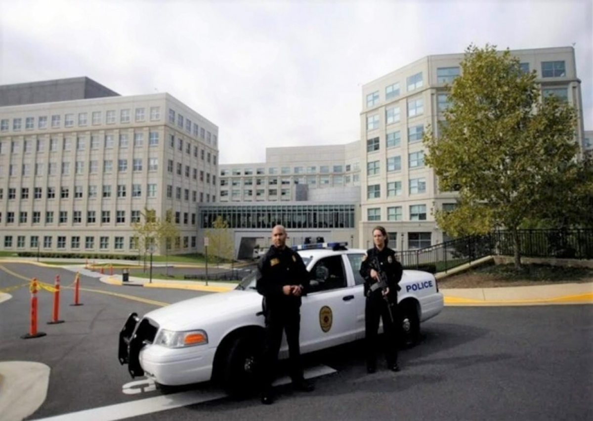 Cảnh sát bên ngoài Trung tâm Chống khủng bố quốc gia Mỹ tại bang Virginia. Ảnh: Reuters