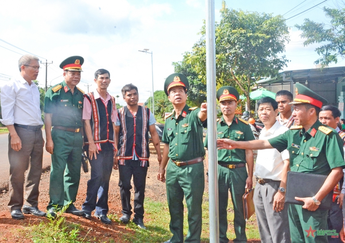 Lãnh đạo Binh đoàn 15 bàn giao công trình cho người dân ở biên giới Gia Lai cuối năm 2024. 