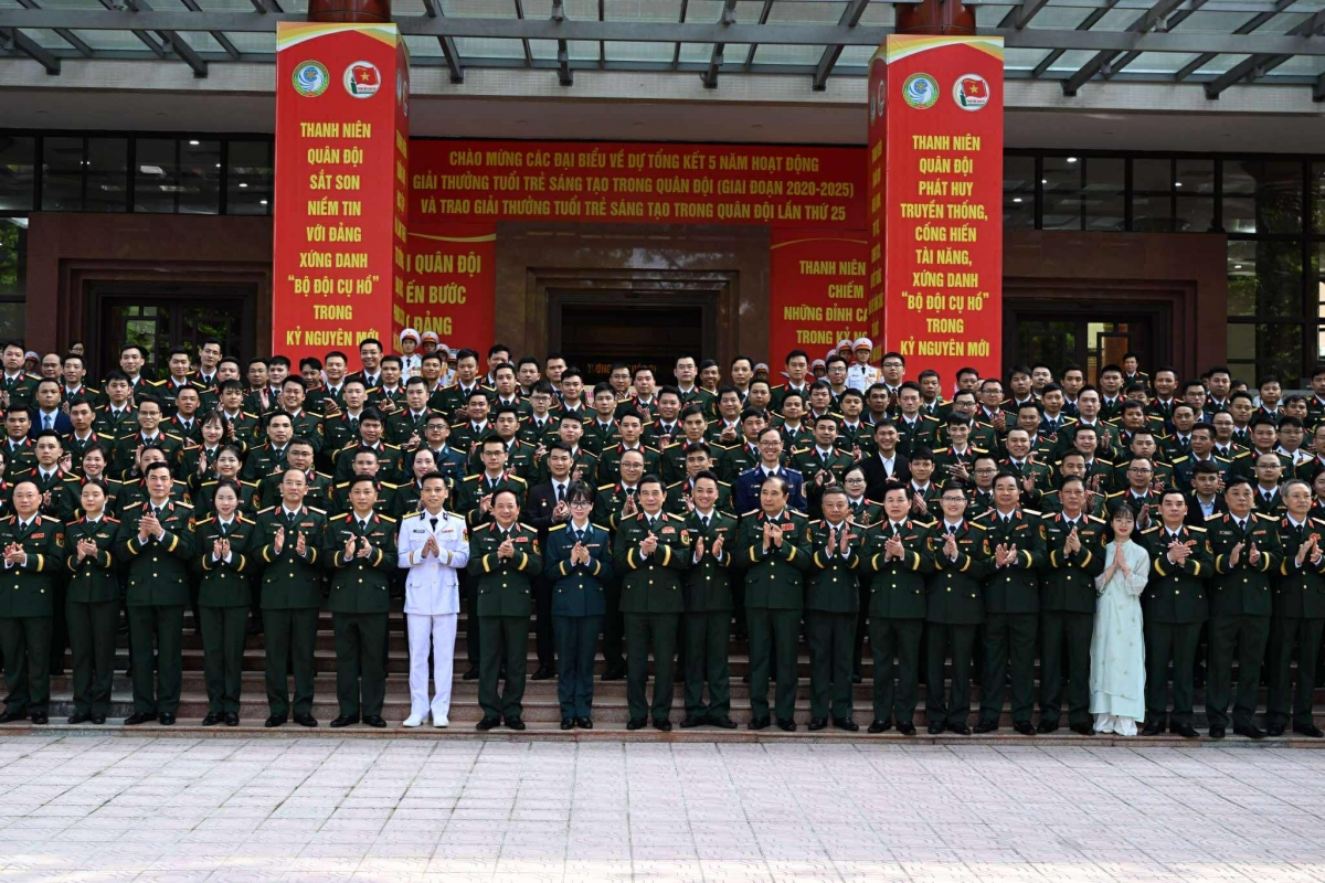 Lãnh đạo Bộ Quốc phòng cùng các đại biểu và tác giả, nhóm tác giả có công trình được trao Giải thưởng Tuổi trẻ sáng tạo trong Quân đội lần thứ 25 