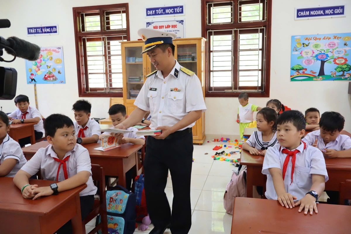 Lãnh đạo chỉ huy, đảo Đá Tây tặng sách vở cho các cháu nhân dịp năm học mới