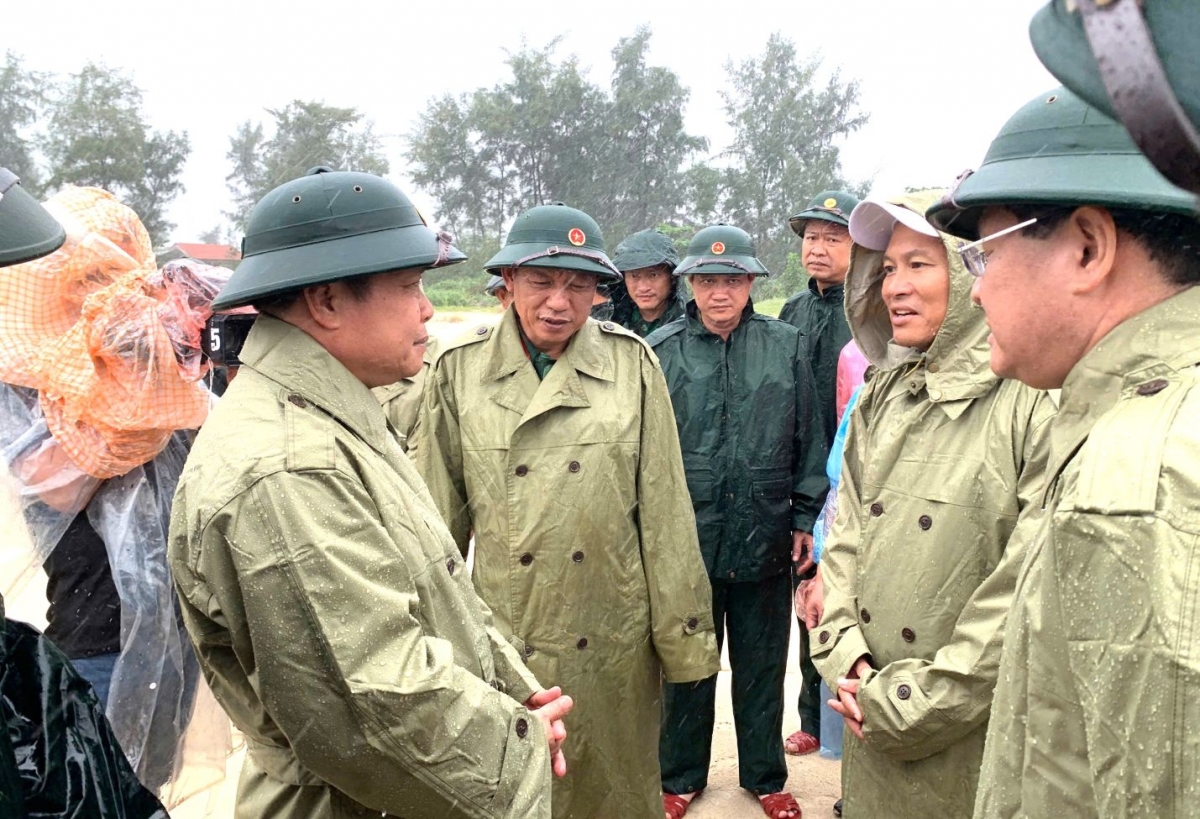 Lãnh đạo Quân khu 4 và lãnh đạo UBND thành phố Huế kiểm tra công tác phòng chống bão số 10 tại phường Phong Quảng, thành phố Huế.